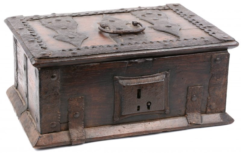 Een waardekoffertje van gesculpteerd eikenhout met smeedijzeren monturen. Sleutel ontbreekt. Gedeeltelijk XVIIe eeuw.