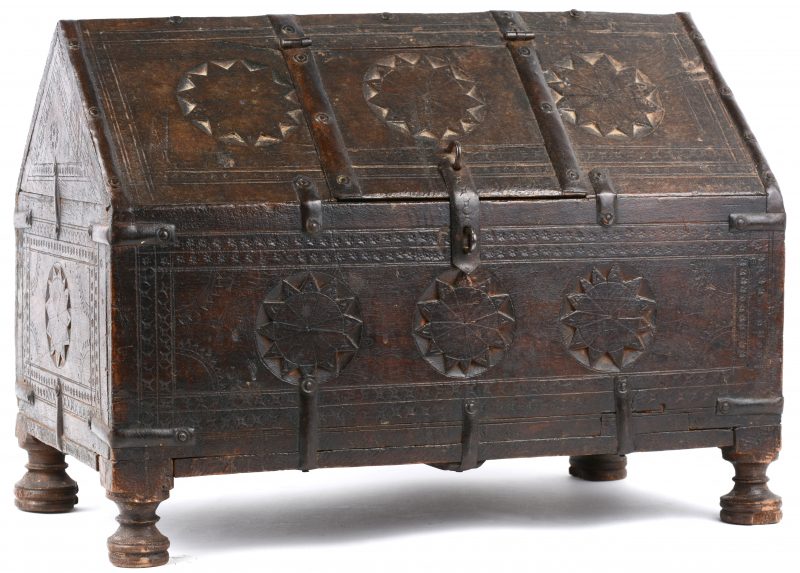 Een merkwaardig koffertje van gesculpteerd eikenhout. XIXe eeuw. Vermoedelijk Spaans.