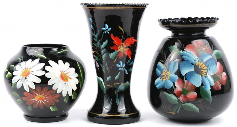 Een lot zwart Booms glas, bestaande uit drie verschillende vazen met handgeschilderde bloemendecors.
