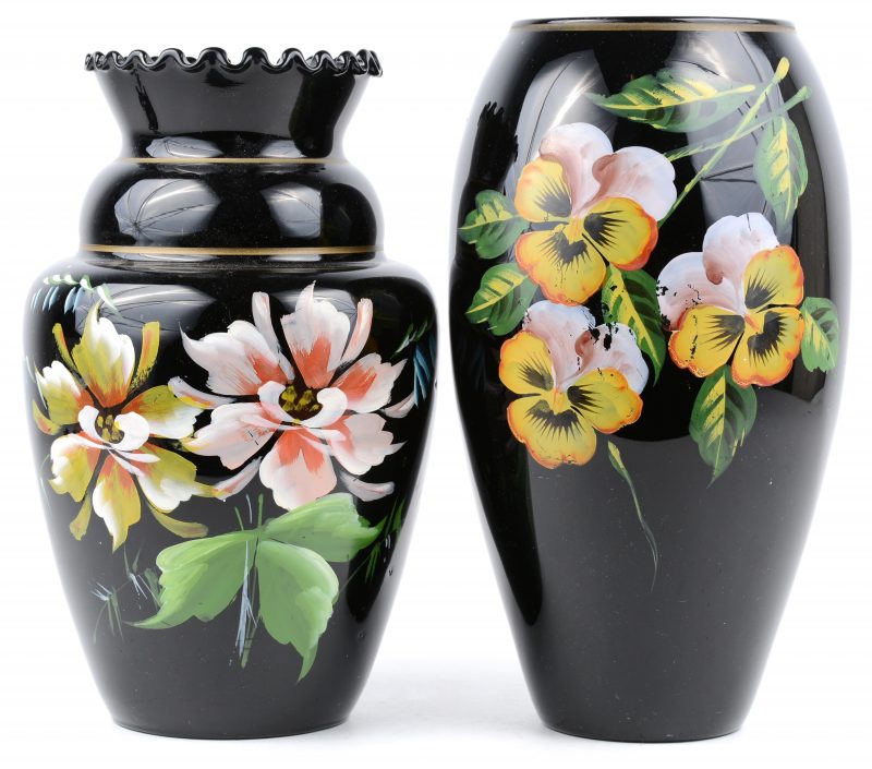 Een lot zwart Booms glas, bestaande uit twee verschillende vazen met handgeschilderde bloemendecors.