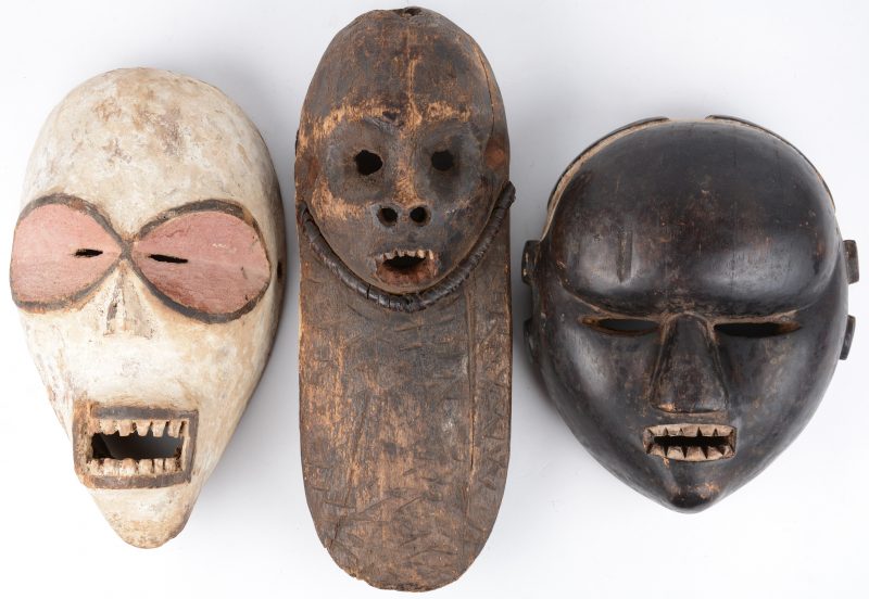 Een lot van drie verschillende Afrikaanse houten maskers, waarvan één van de Ibo uit Nigeria.