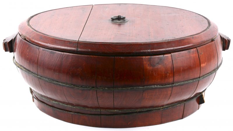 Een oude houten ‘foodbox’ met deksel. China, XIXe eeuw.