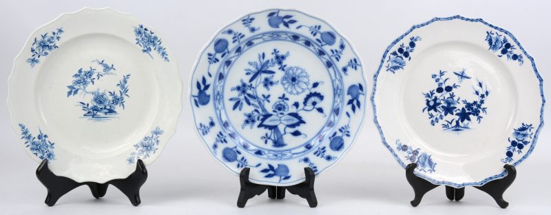 Een lot van drie borden van blauw en wit aardewerk, waarvan twee Doorniks en één van Meissen. Laat XVIIIe eeuw. Onderaan gemerkt.
