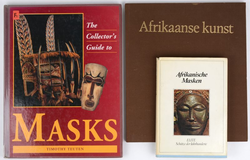 Drie boeken met betrekking tot Afrikaanse maskers en kunst.