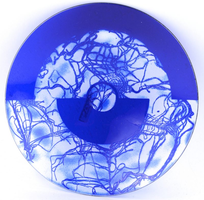 Een schaaltje van blauw glas met een geëtst decor. Gesigneerd en gedateerd ‘94.