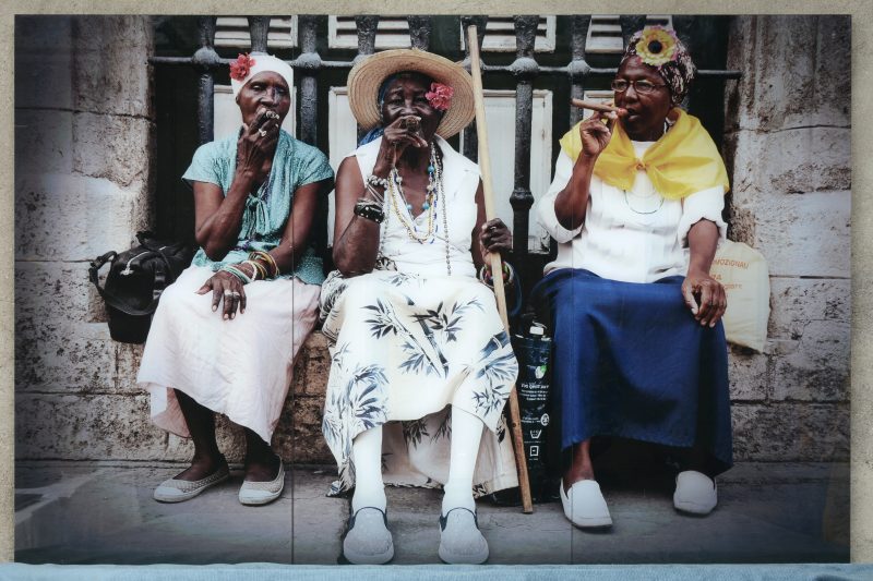 “De sigarenrooksters.” Een triptiek van plexiglas van drie Cubaanse dames.
