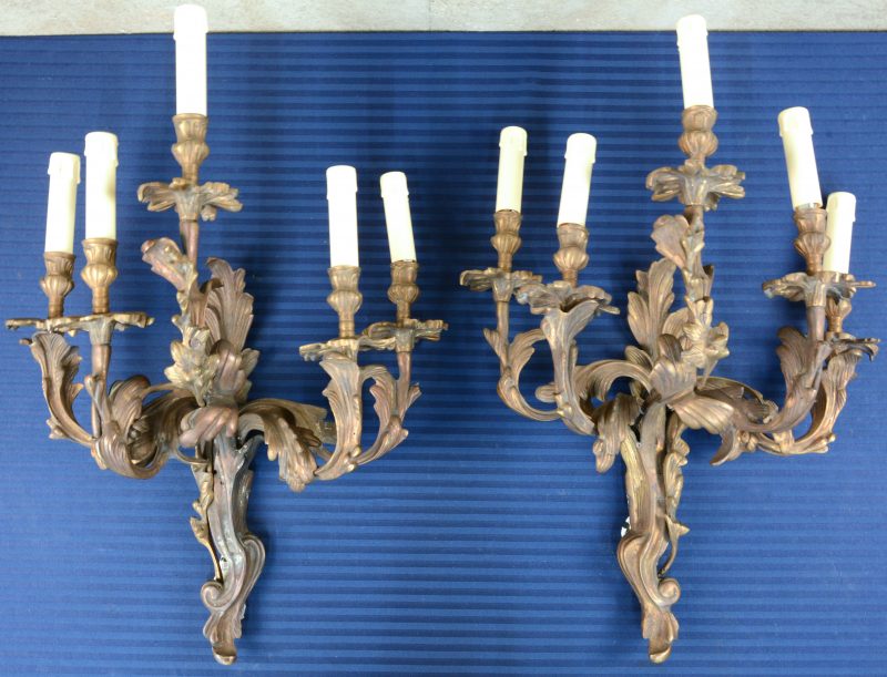 Een paar bronzen appliques met vijf lichtpunten in Lodewijk XV stijl.