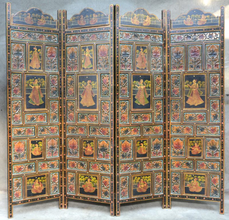 Een paravent van opengewerkt hout in vier panelen met een meerkleurig decor van personages en gebladerte. Indisch werk.