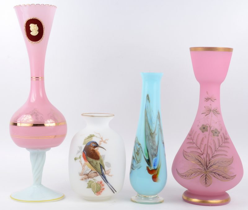 Een lot opaalglas, bestaande uit viuer verschillende vazen met handgeschilderde decors.