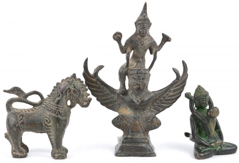 Een lot van drie Aziatische beeldjes van brons, bestaande uit een Vishnu met garuda, een erotische Boeddha en een fabeldier.