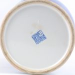 Een balustervaas van Chinees porselein met een wit op blauw decor van een bloeiende struik. Onderaan gemerkt.