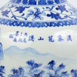 Een vaas van Chinees porselein met een blauw en wit landschapdecor.