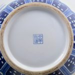 Een vaas van Chinees porselein met een blauw en wit landschapdecor.
