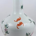 Een grote Qinglong vaas met een polychroom decor van perziken