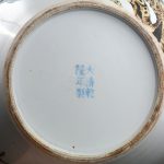 Een grote Qinglong vaas met een polychroom decor van perziken