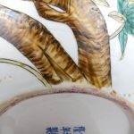 Een Qinglong vaas met een polychroom decor van perziken