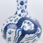 Een langhalsvaas van Chinees porselein met een blauw en wit decor.