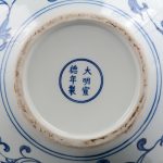 Een langhalsvaas van Chinees porselein met een blauw en wit decor.