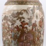 Een vaas van Satsuma porselein met een decor van personages. XIXde eeuw.