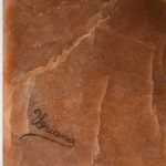 “De steenhouwer”. Een beeld van gepatineerd zamak op een voetstuk van meersoortig marmer en albast. Gesigneerd. Tijdperk art deco.