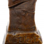 “La Violette”. Een miniatuur damesbuste van bruingepatineerd brons op een marmeren sokkeltje. Gesigneerd.