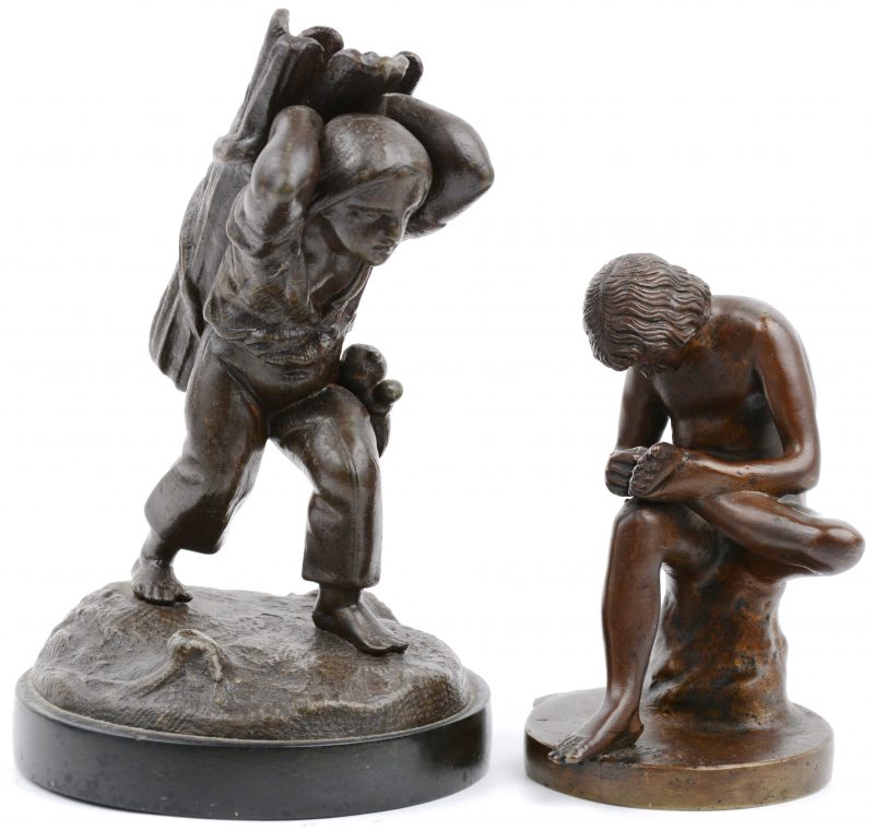 “De doornuittrekker” & “De takkendrager”. Een paar beeldjes van donkergepatineerd brons, waarbij het tweede op een arduinen voetstukje.