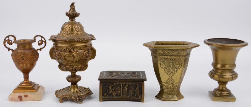 Een lot bronzen voorwerpen, bestaande uit drie verschillende siervaasjes, een juwelendoosje en een drageoir.