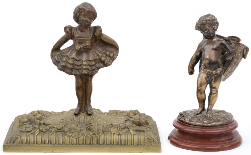 Twee beeldjes van brons, het eerste in de vorm van een putto met mand op rood marmeren sokkel en het tweede van een meisje met bloemen. Het eerste beschadigd.