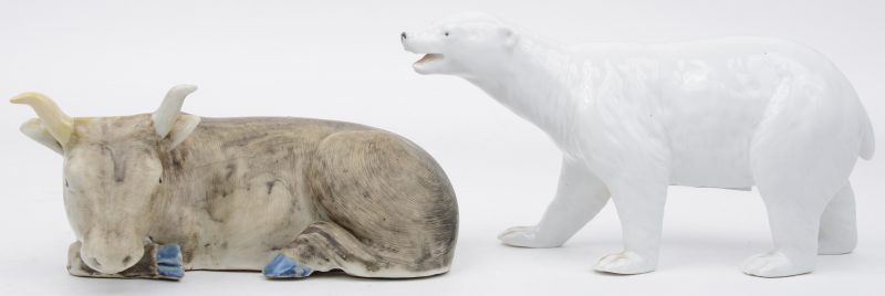 Een liggende os en een staande ijsbeer van gepolychromeerd porselein. De eerste vermoedelijk Chinees.