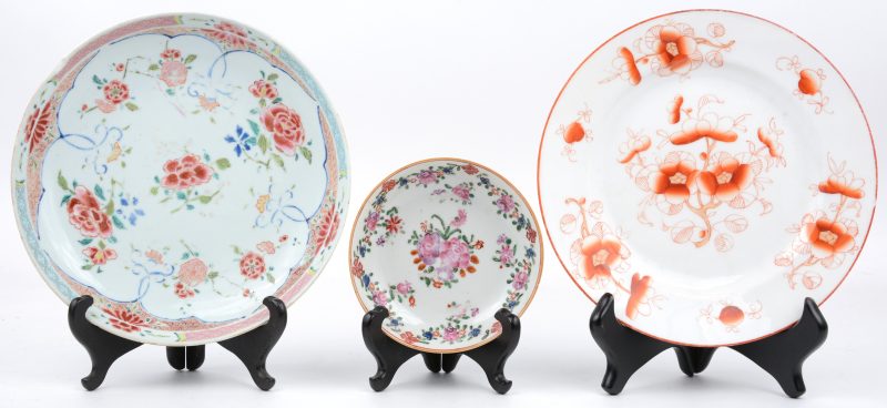Een lot van drie Aziatische borden van meerkleurig porselein, waarbij twee Chinese en één Kutani. De eerste twee XIXe eeuw.