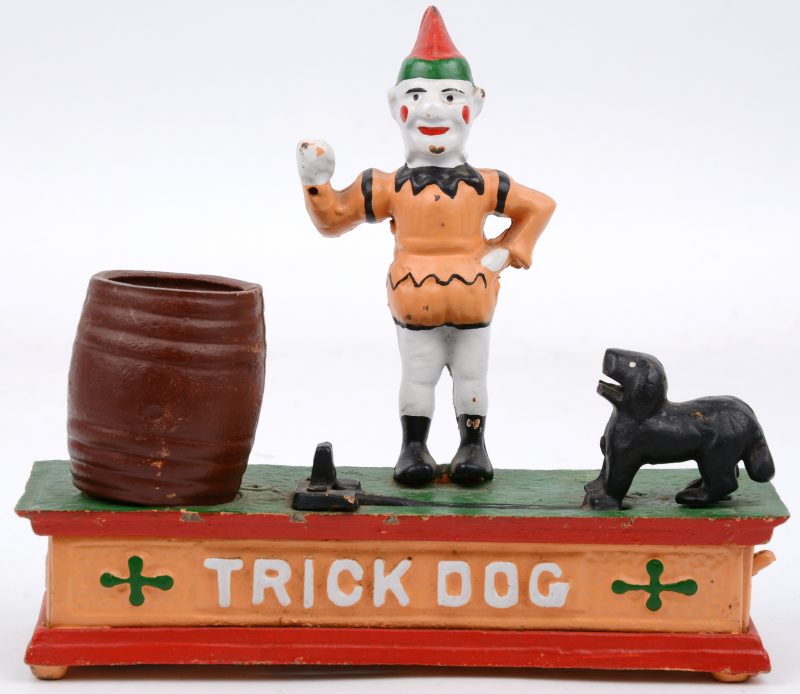 “Trick dog”. Een mechanische spaarpot van gietijzer met het mechanisme in de vorm van een circusartiest met een hondje en een ton.