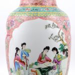 Een balustervaas van Chinees porselein met een famille rose decor met personnages. Onderaan gemerkt.