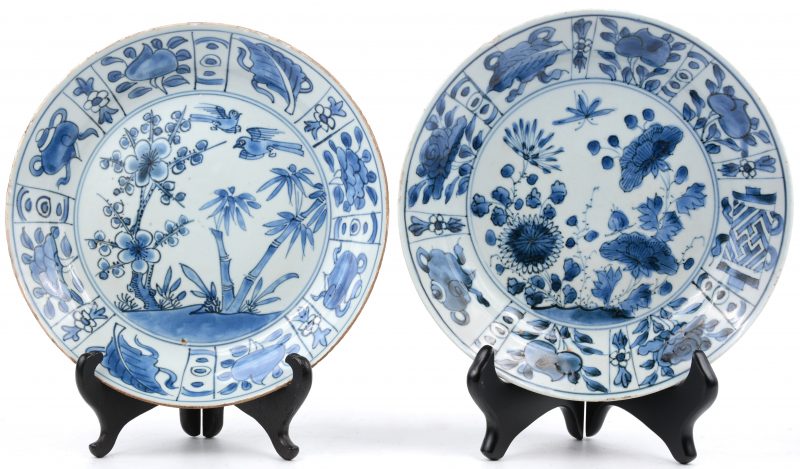 Een paar borden van blauw en wit Chinees porselein. XIXe eeuw. Twee haarscheuren.