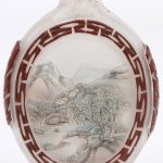 Een glazen snuffbottle met voorstelling van personnages en landschappen. Chinees werk. Dekseltje ontbreekt.