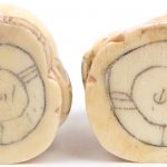 Een paar netsuke’s van gesculpteerd en deels gepolychromeerd ivoor in de vorm van twee wijzen.