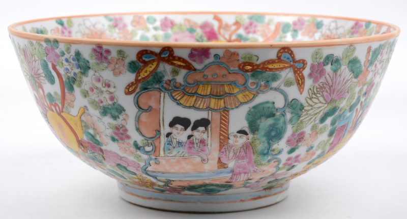 Een kom van meerkleurig Chinees porselein, versierd met een decor van de keizerlijke hofhouding. Onderaan gemerkt.
