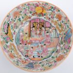Een kom van meerkleurig Chinees porselein, versierd met een decor van de keizerlijke hofhouding. Onderaan gemerkt.