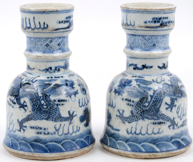 Een paar wierrookbranders van blauw en wit Chinees porselein, versierd met een drakendecor.