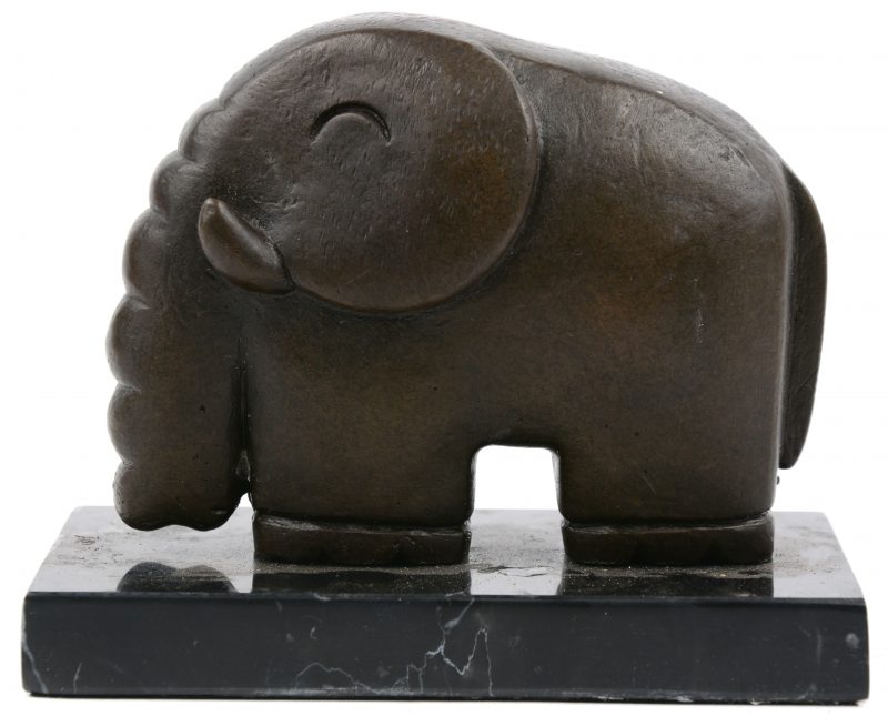 Een gestilleerd bronzen olifantje op zwart marmeren sokkeltje.