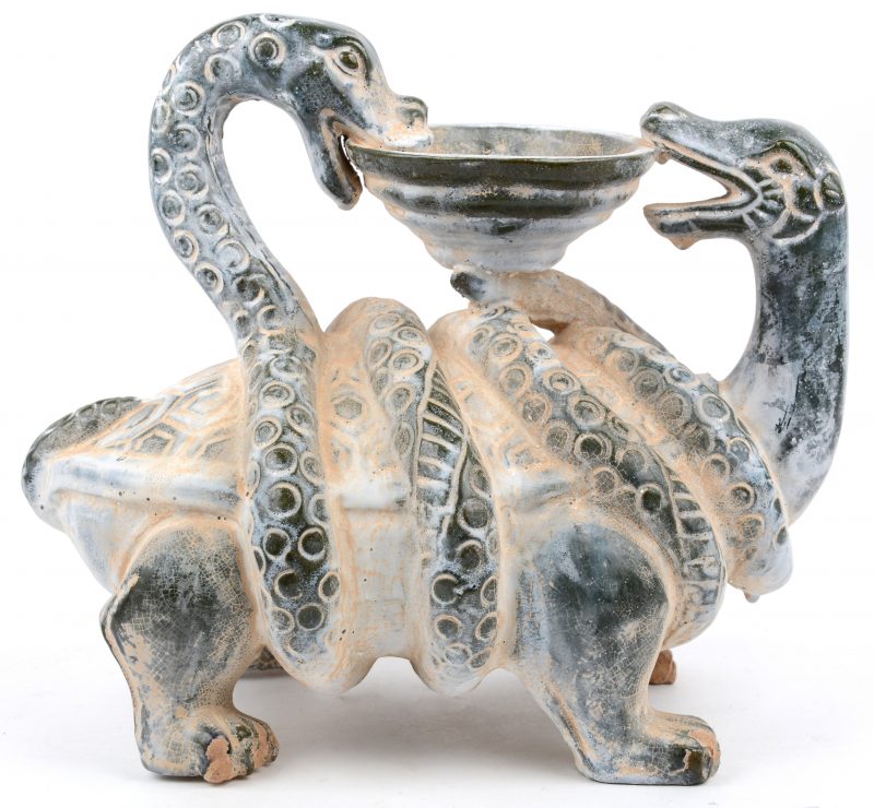 Een beeld van groengeglazuurd aardewerk in de vorm van een schildpad en een slang met een kom in de bek. Naar de Tangdynastie.