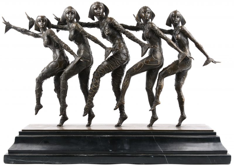 Een groep van donkergepatineerd brons op zwart marmeren sokkel in de vorm van vijf art deco danseressen.