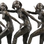Een groep van donkergepatineerd brons op zwart marmeren sokkel in de vorm van vijf art deco danseressen.