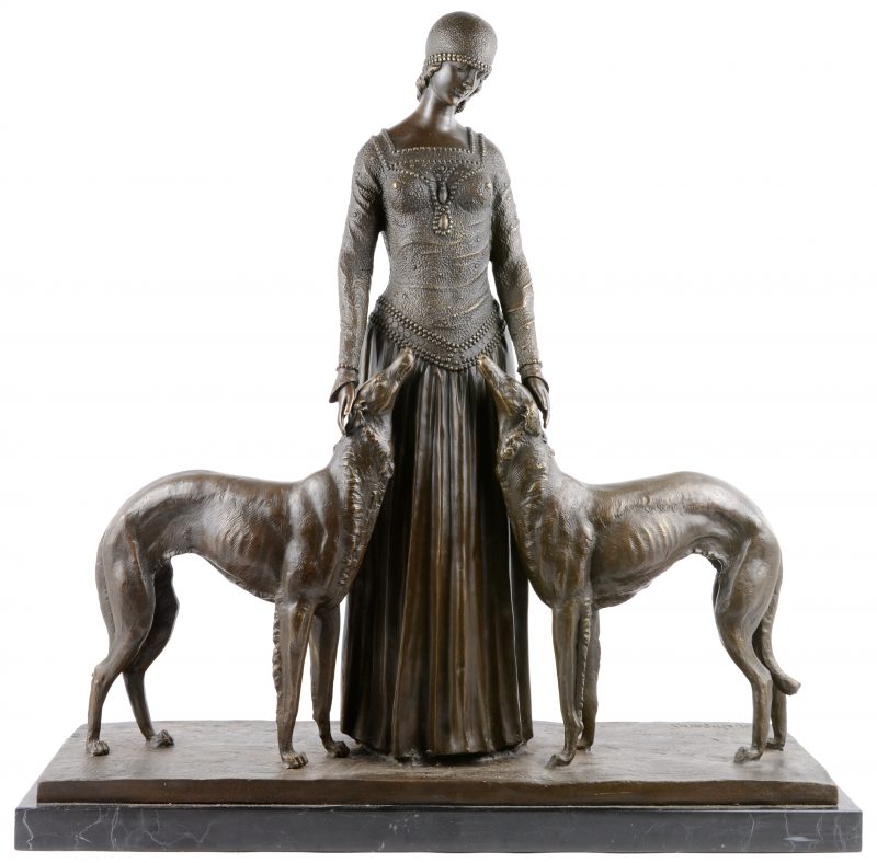 “Vrouw met windhonden”. Een groep van donkergepatineerd brons op zwart marmeren sokkel naar een werk van Chiparus.