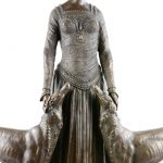 “Vrouw met windhonden”. Een groep van donkergepatineerd brons op zwart marmeren sokkel naar een werk van Chiparus.