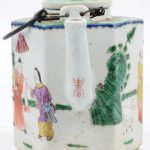 Een zeshoekige theepot van Chinees porselein met een meerkleurig decor van personages met lammetjes.