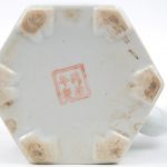 Een zeshoekige theepot van Chinees porselein met een meerkleurig decor van personages met lammetjes.