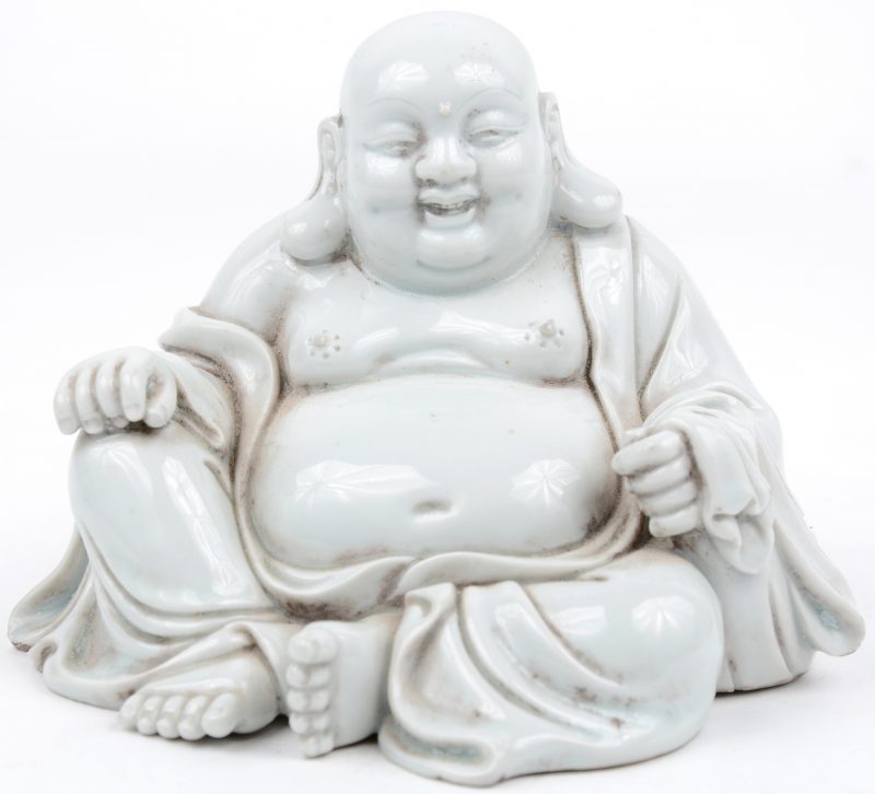 Een zittende Boeddha van monochroom wit porselein naar het blanc de Chine.