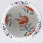 Een fishtank van meerkleurig Chinees porselein meet een decor van paradijsvogels in een bloemenstruik en goudvissen binnenin.