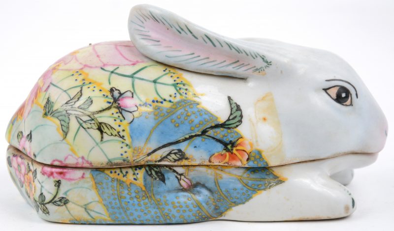 Een dekseldoosje van meerkleurig Chinees porselein in de vorm van een konijntje en versierd met een bloemendecor. Onderaan gemerkt.