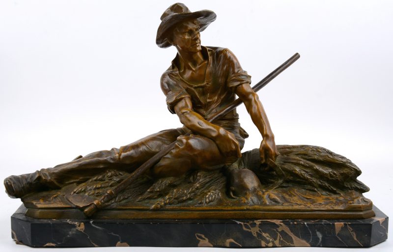 “Zittende boer”. Een beeld van bruingepatineerd brons op een zwart marmeren voetstuk. Gesigneerd.